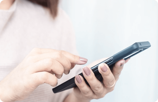 スマホを操作する手元