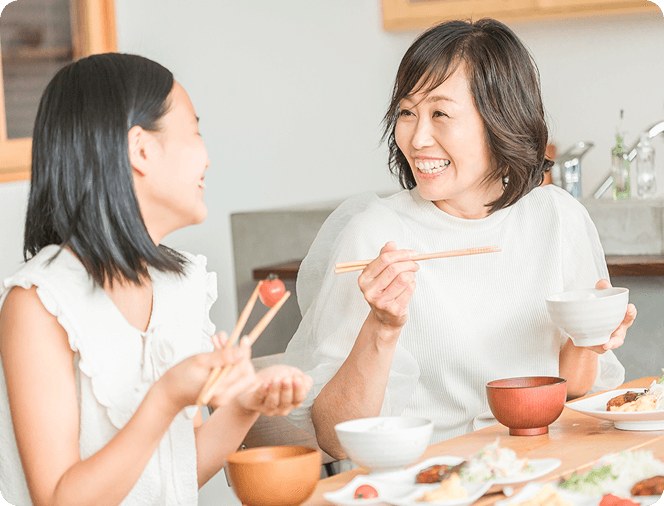 食事を楽しむ親子