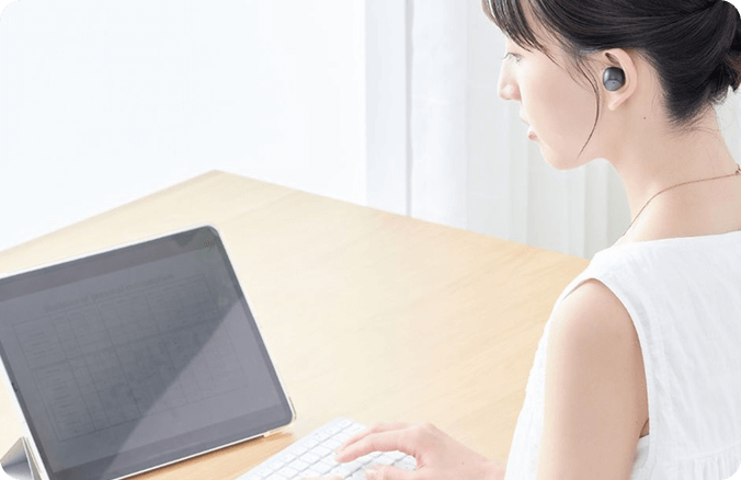 女性が動画を視聴している写真