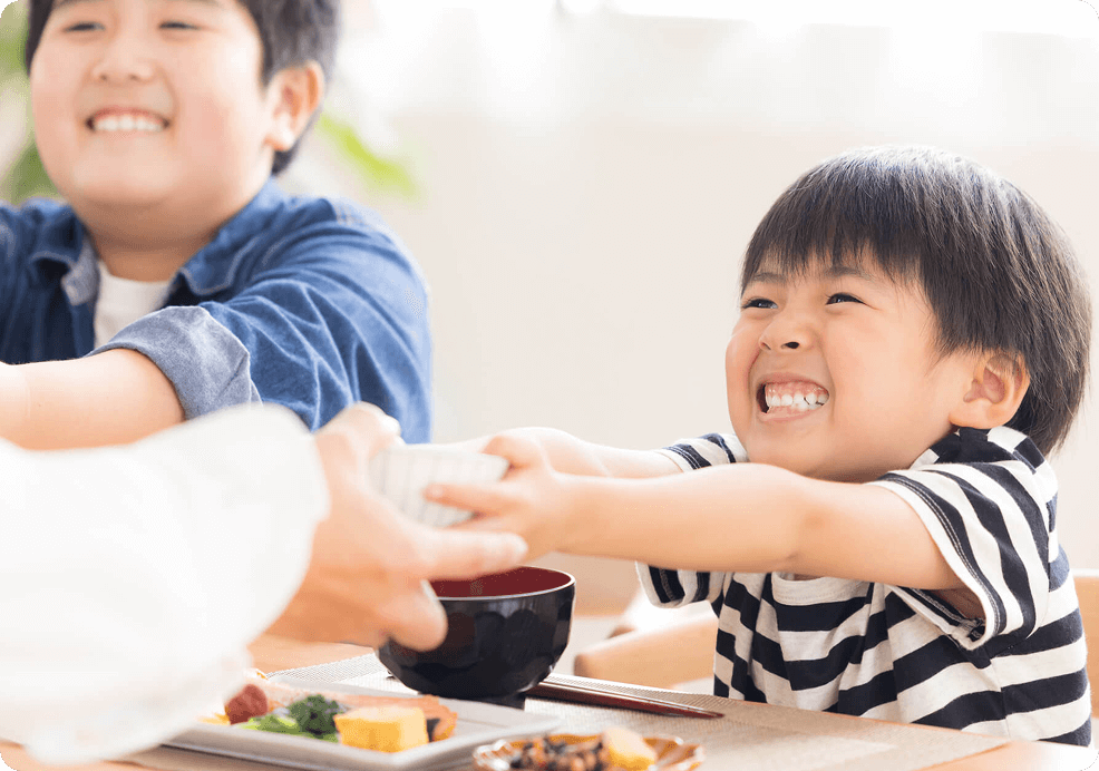 おかわりする男の子