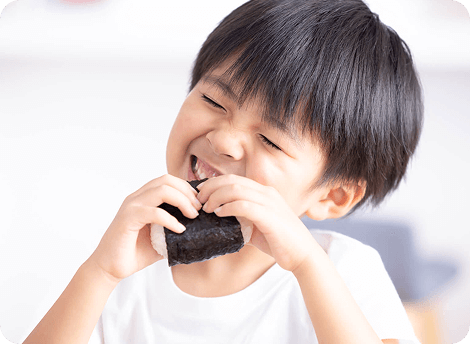 おにぎりを食べる男の子