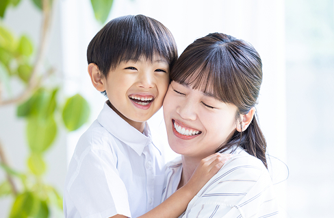 笑顔の親子